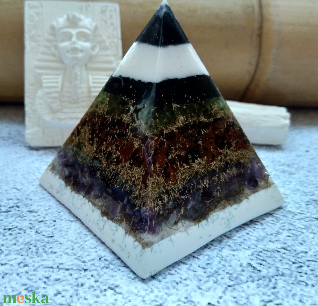 ORGONIT fizikai jólét, energetizáló piramis sungit csúccsal, olivin, obszidián és ametiszt ásvánnyal gyantába öntve - otthon & életmód - dekoráció - spiritualitás - orgonit piramis - Meska.hu