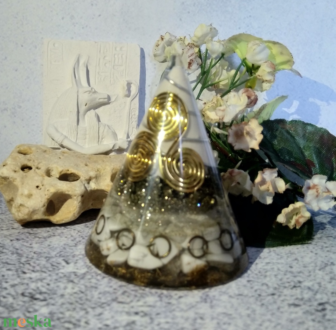 Orgonit méregtelenítő pajzs piramis Triszkelion réz szimbólummal, pirit , howlit és hegyikristály ásványokkal - otthon & életmód - dekoráció - spiritualitás - orgonit piramis - Meska.hu
