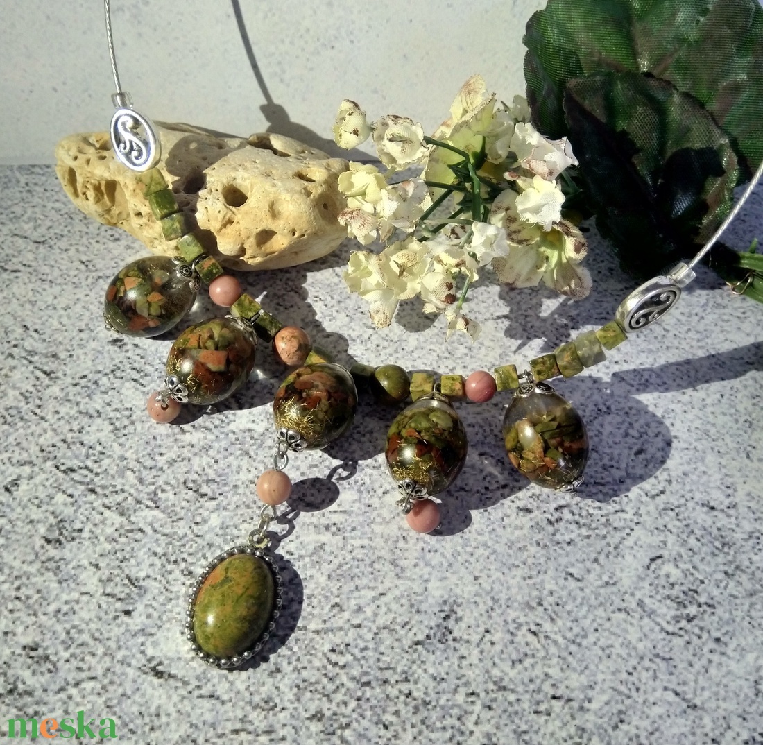Spirituális fejlődés Orgonit gyöngyök mahagóni oszidiánnal, unakittal és olivinnel, rézzel gyantában unakit nyakláncon  - otthon & életmód - dekoráció - spiritualitás - ásványok - Meska.hu
