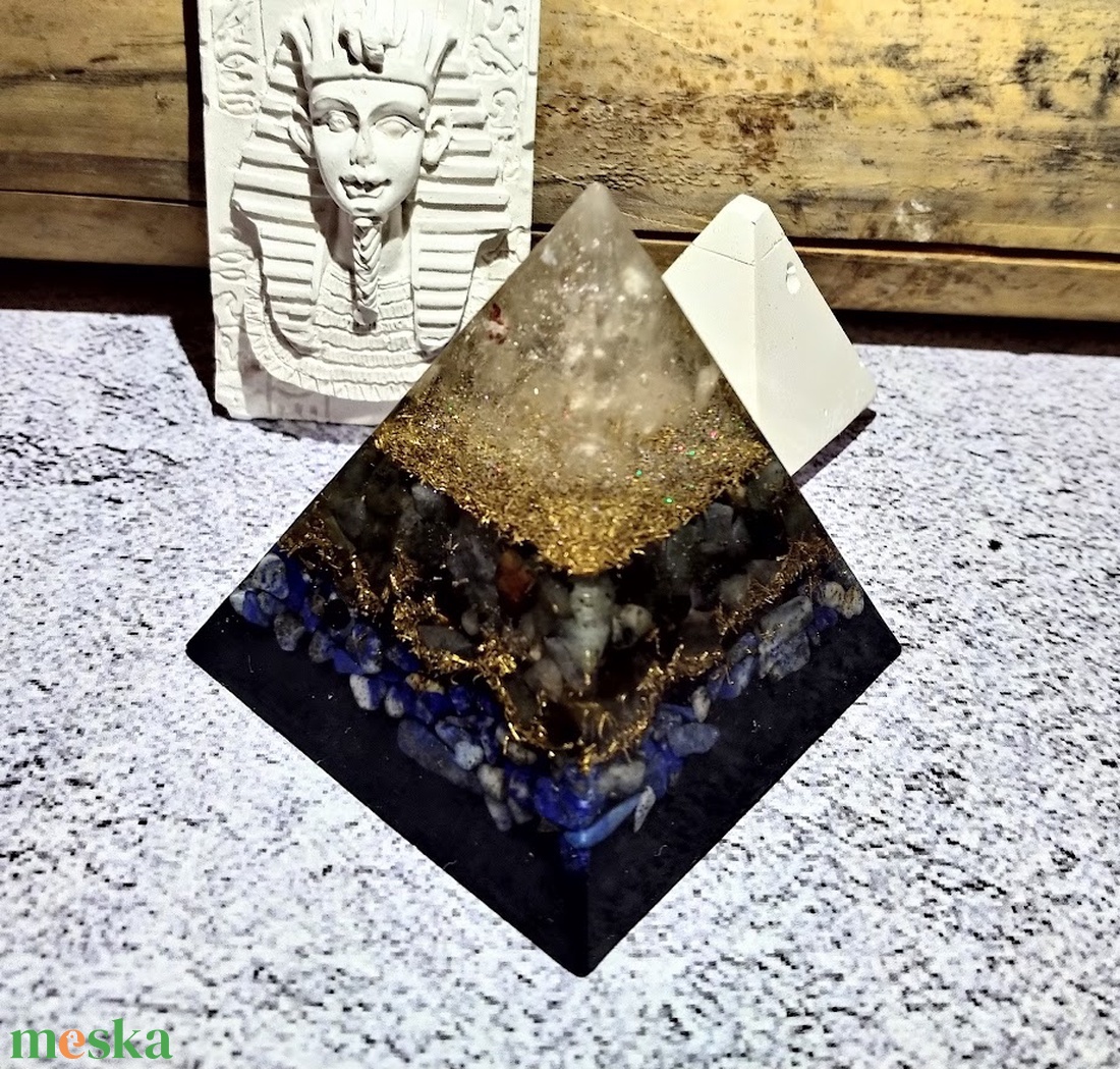 ORGONIT gazdagság és bőség piramis citrin csúccsal, réz reszelékkel, labradorit, szodalit, sungit ásvánnyal - otthon & életmód - dekoráció - spiritualitás - orgonit piramis - Meska.hu