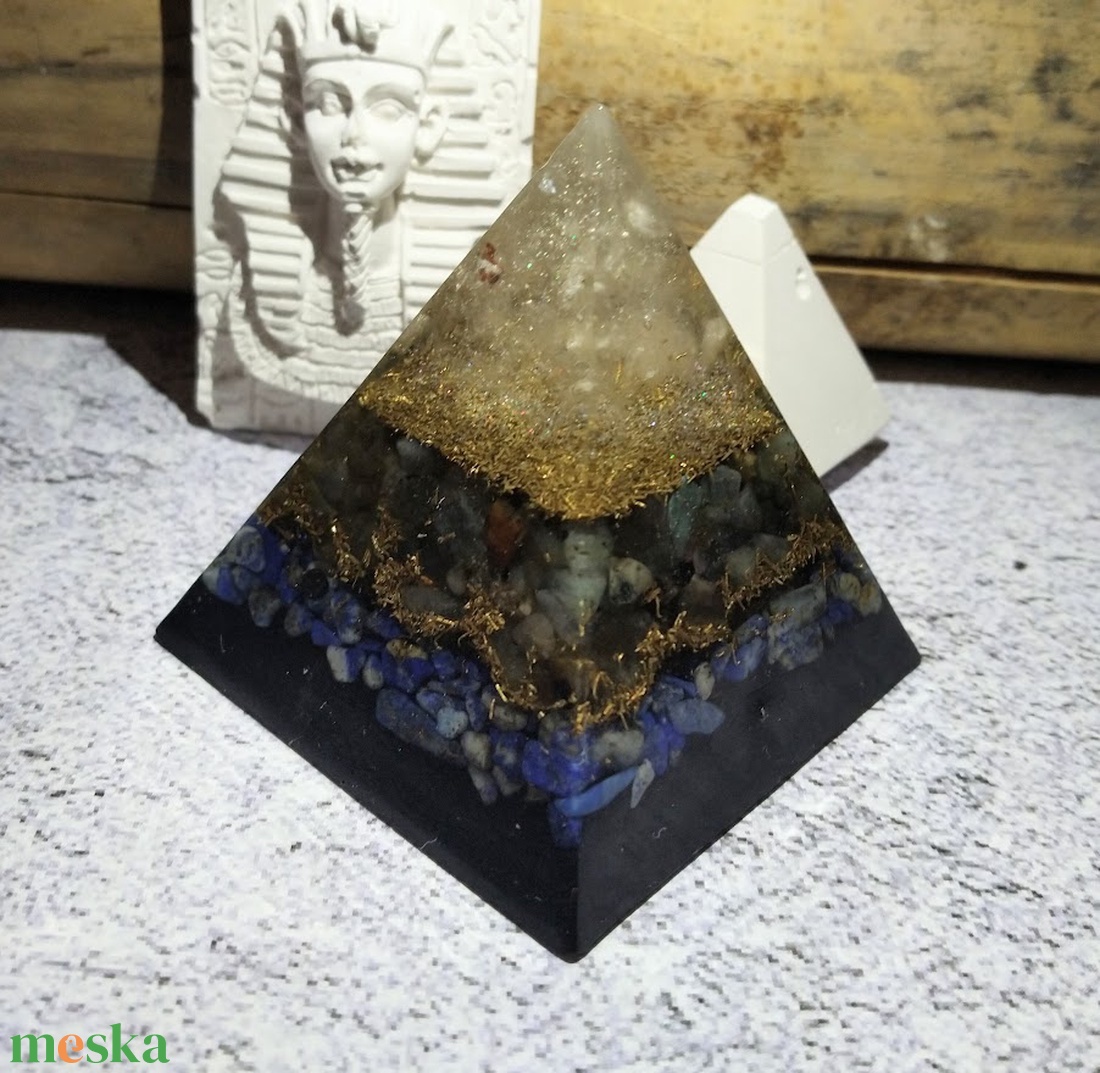 ORGONIT gazdagság és bőség piramis citrin csúccsal, réz reszelékkel, labradorit, szodalit, sungit ásvánnyal - otthon & életmód - dekoráció - spiritualitás - orgonit piramis - Meska.hu