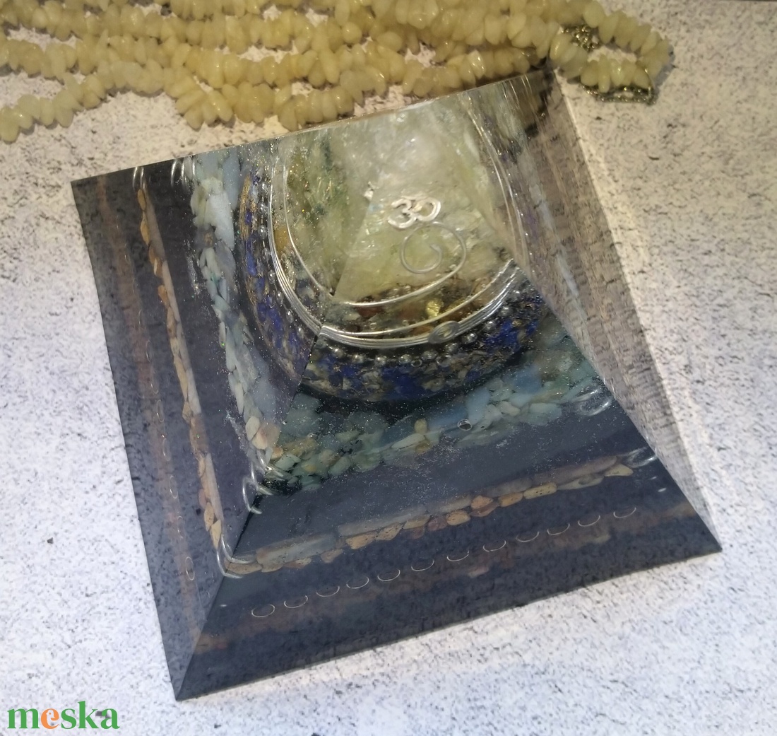 ORGONIT óriás energia piramis hegyikristály csúccsal, lapis lazuli, sungit, akvamarin, jáspis, aventurin ásványokkal  - otthon & életmód - dekoráció - spiritualitás - orgonit piramis - Meska.hu