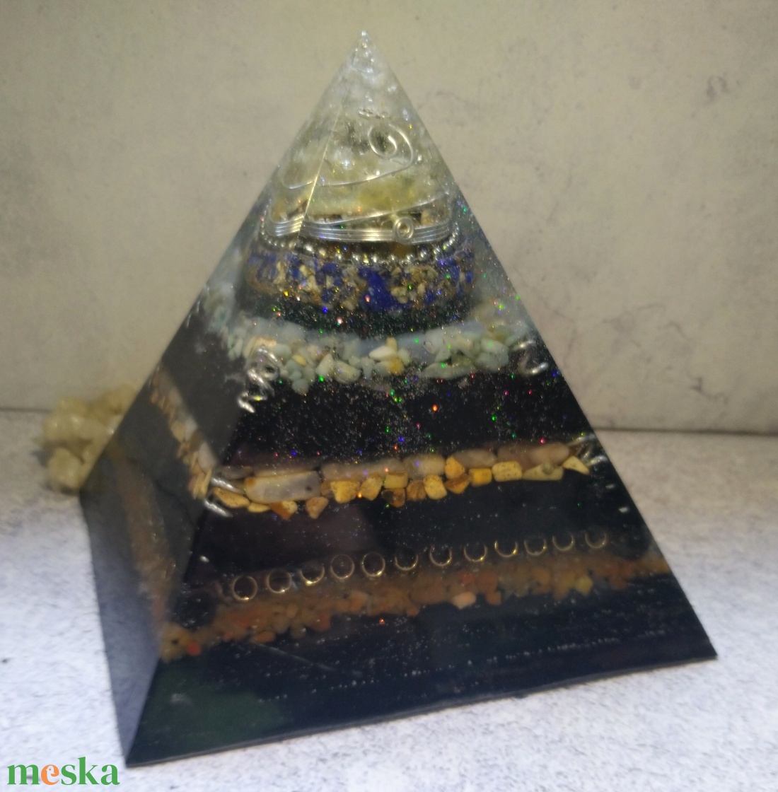 ORGONIT óriás energia piramis hegyikristály csúccsal, lapis lazuli, sungit, akvamarin, jáspis, aventurin ásványokkal  - otthon & életmód - dekoráció - spiritualitás - orgonit piramis - Meska.hu