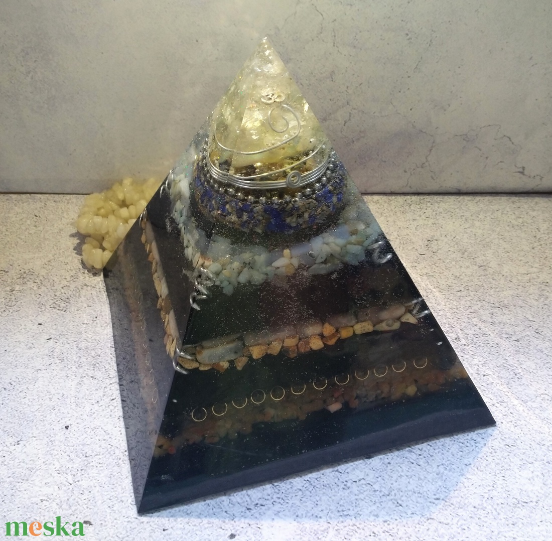 ORGONIT óriás energia piramis hegyikristály csúccsal, lapis lazuli, sungit, akvamarin, jáspis, aventurin ásványokkal  - otthon & életmód - dekoráció - spiritualitás - orgonit piramis - Meska.hu