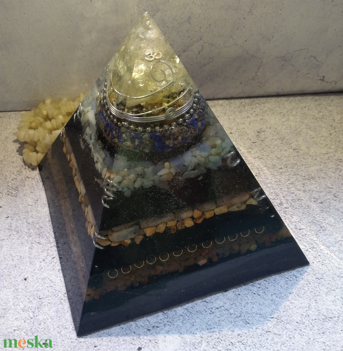 ORGONIT óriás energia piramis hegyikristály csúccsal, lapis lazuli, sungit, akvamarin, jáspis, aventurin ásványokkal  - otthon & életmód - dekoráció - spiritualitás - orgonit piramis - Meska.hu