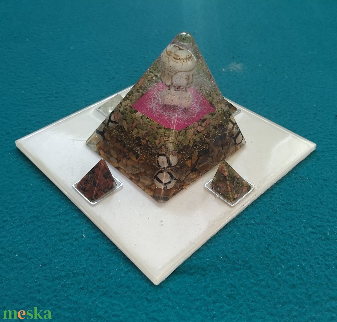 ORGONIT Buddha energia telefontartó piramis acháttal, howlittal, rutilkvarccal, sárgarézzel és alumíniummal - otthon & életmód - dekoráció - spiritualitás - orgonit piramis - Meska.hu
