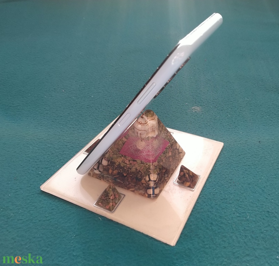 ORGONIT Buddha energia telefontartó piramis acháttal, howlittal, rutilkvarccal, sárgarézzel és alumíniummal - otthon & életmód - dekoráció - spiritualitás - orgonit piramis - Meska.hu