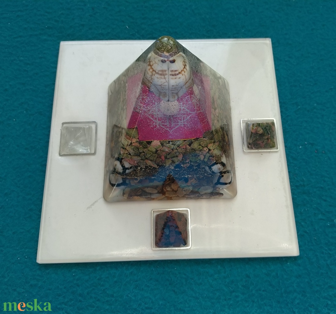 ORGONIT Buddha energia telefontartó piramis acháttal, howlittal, rutilkvarccal, sárgarézzel és alumíniummal - otthon & életmód - dekoráció - spiritualitás - orgonit piramis - Meska.hu