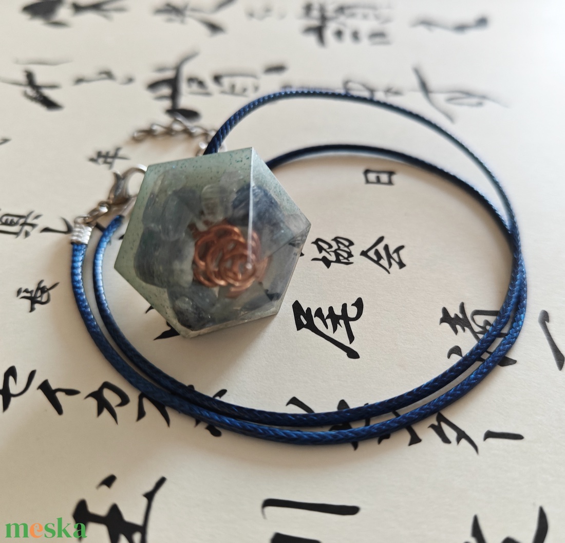 Orgonit önbeteljesedés inga nyaklánc apatit, lapis lazuli és hegyikristály ásvánnyokal, réz spirállal - otthon & életmód - dekoráció - spiritualitás - inga - Meska.hu