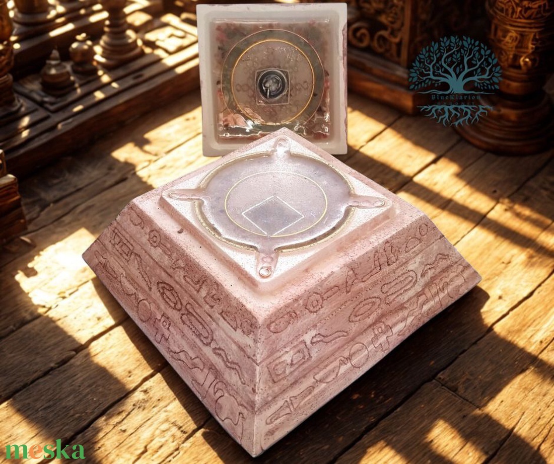 Orgonit auravédelem piramis holdkővel, aventurinnal, karneollal, rutilkvarccal, turmalinnal. - otthon & életmód - dekoráció - spiritualitás - orgonit piramis - Meska.hu