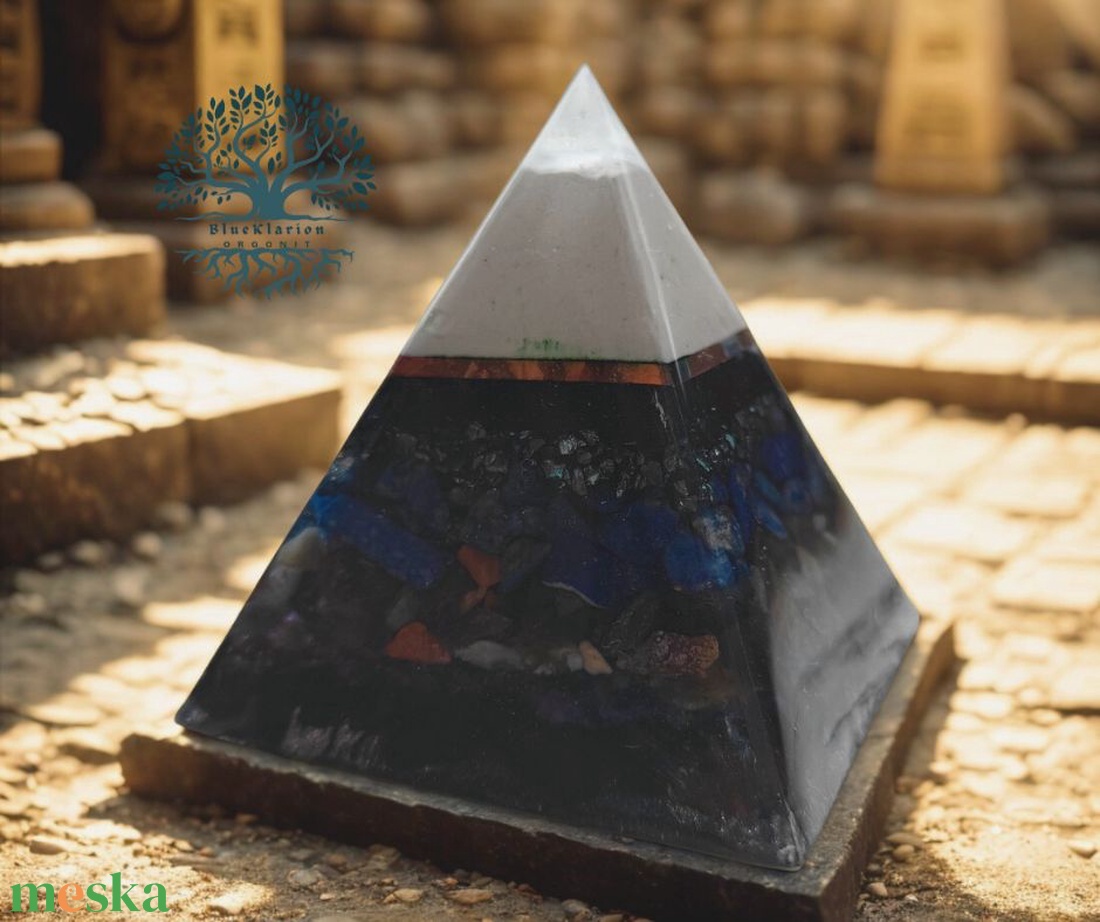 Orgonit védelmező energia piramis hegyikristállyal, sungittal, lapis lazulival, india acháttal, fekete turmalinnal - otthon & életmód - dekoráció - spiritualitás - orgonit piramis - Meska.hu