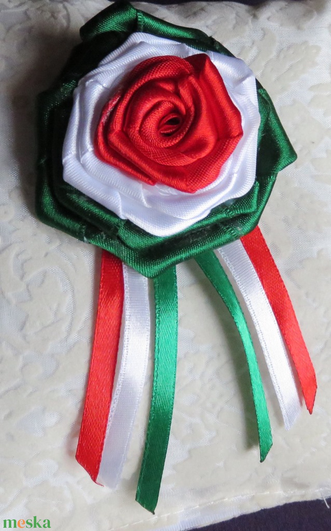 Szalagrózsás kokárda (közepes/normál méret) - ékszer - kitűző és bross - kitűző - Meska.hu Szalagrózsás kokárda (közepes/normál méret) - ékszer - kitűző és bross - kitűző - Meska.hu
