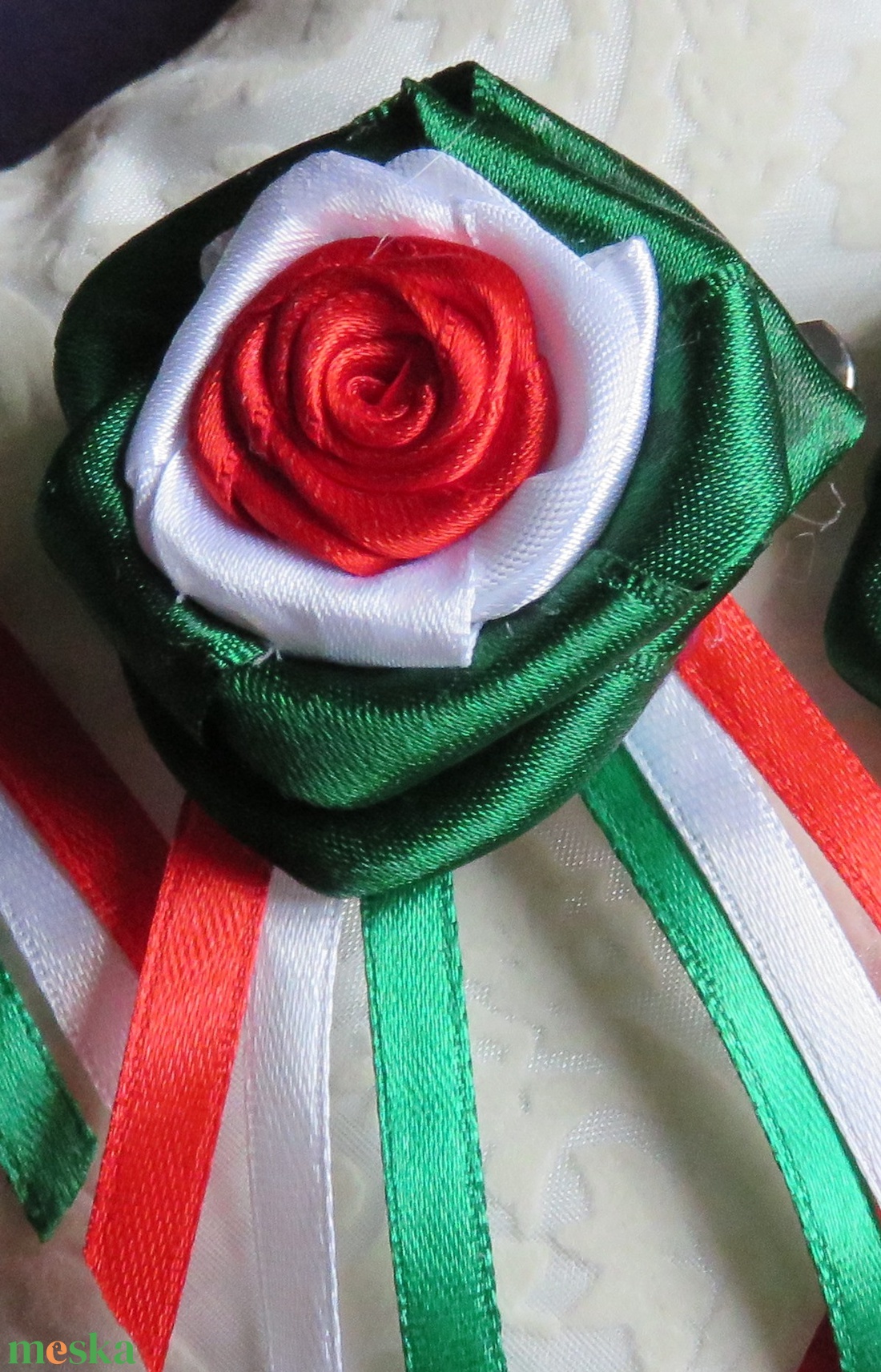 Szalagrózsás kokárda (közepes/normál méret) - ékszer - kitűző és bross - kitűző - Meska.hu Szalagrózsás kokárda (közepes/normál méret) - ékszer - kitűző és bross - kitűző - Meska.hu