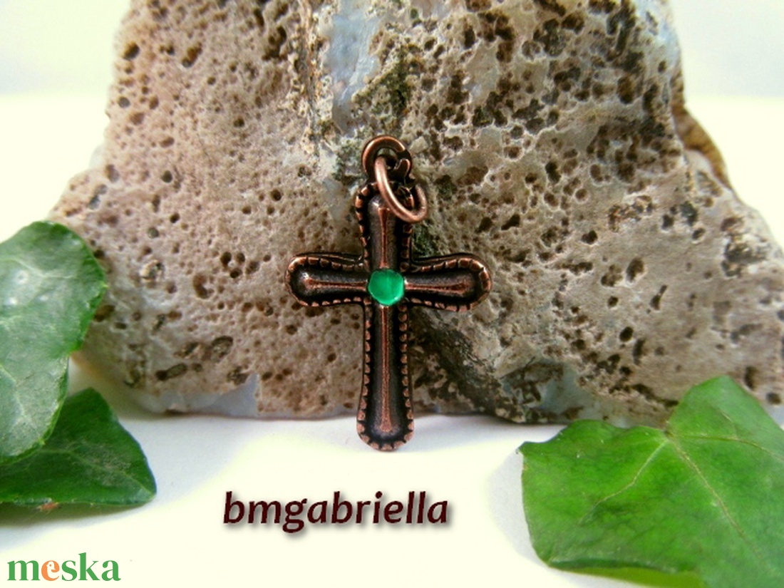 Kereszt - fém kereszt medál zöld pöttyel - ékszer - nyaklánc - medál - Meska.hu