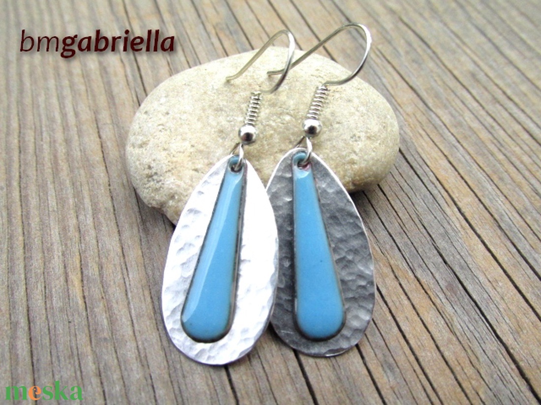 Cseppben a csepp - világoskék tűzzománc és ezüstözött fülbevaló - egyedi tervezésű ékszer - ékszer - fülbevaló - lógó csepp fülbevaló - Meska.hu