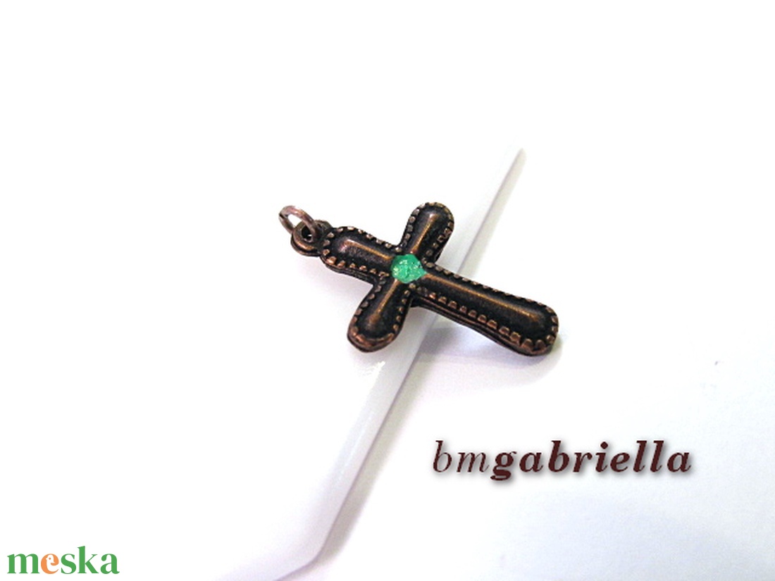 Kereszt - fém kereszt medál zöld pöttyel - ékszer - nyaklánc - medál - Meska.hu