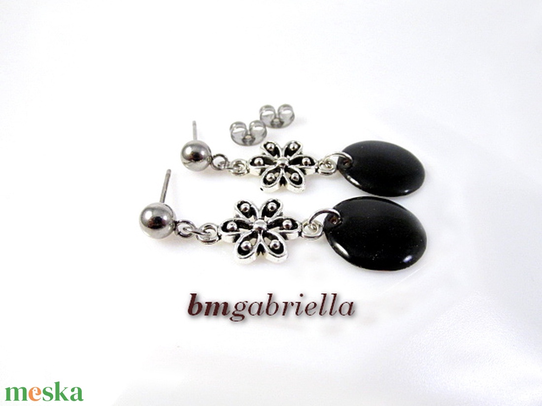 Virág - kézműves lógós fülbevaló orvosi fém beszúróval és fekete tűzzománc koronggal - ékszer - fülbevaló - lógó fülbevaló - Meska.hu Virág - kézműves lógós fülbevaló orvosi fém beszúróval és fekete tűzzománc koronggal - ékszer - fülbevaló - lógó fülbevaló - Meska.hu