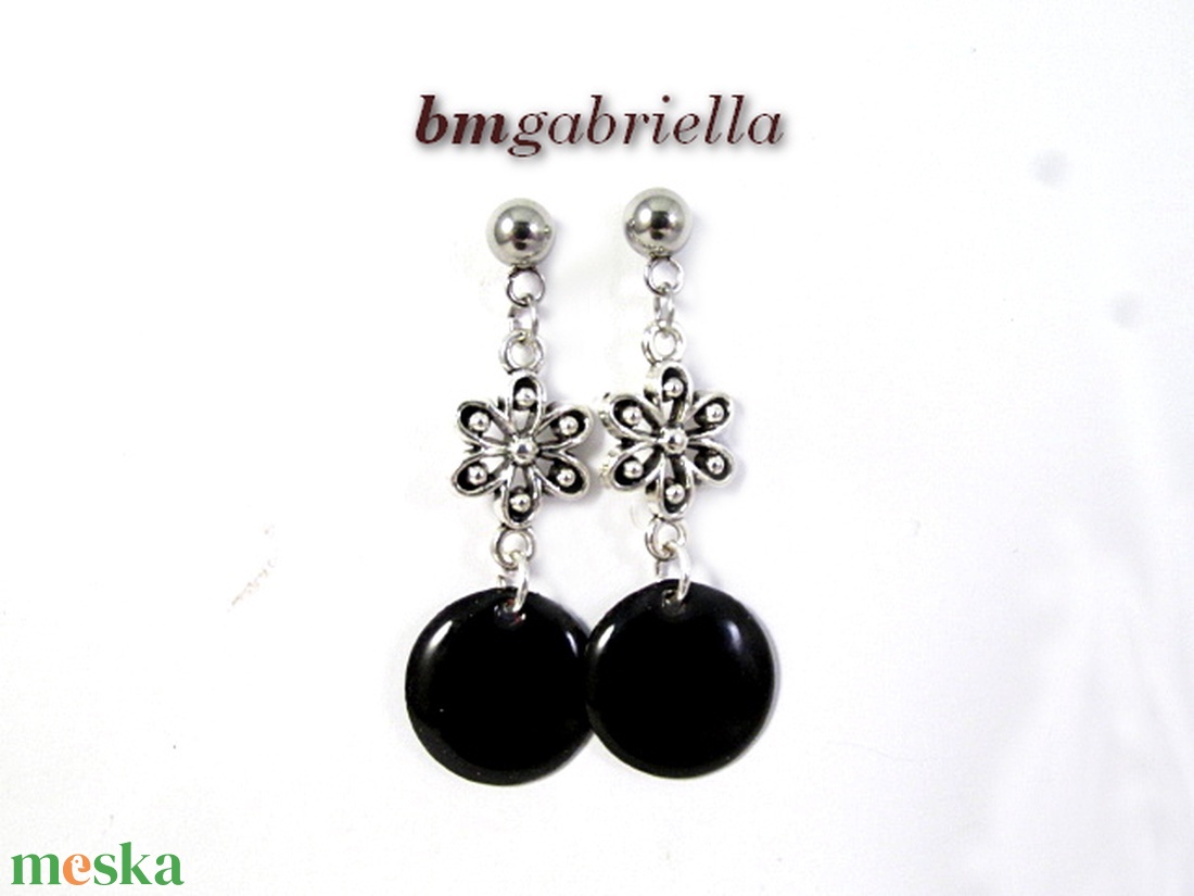 Virág - kézműves lógós fülbevaló orvosi fém beszúróval és fekete tűzzománc koronggal - ékszer - fülbevaló - lógó fülbevaló - Meska.hu Virág - kézműves lógós fülbevaló orvosi fém beszúróval és fekete tűzzománc koronggal - ékszer - fülbevaló - lógó fülbevaló - Meska.hu