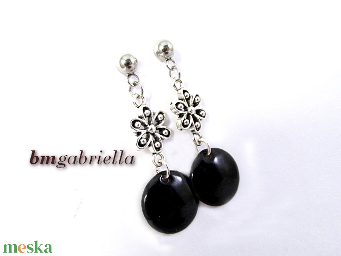 Virág - kézműves lógós fülbevaló orvosi fém beszúróval és fekete tűzzománc koronggal - ékszer - fülbevaló - lógó fülbevaló - Meska.hu Virág - kézműves lógós fülbevaló orvosi fém beszúróval és fekete tűzzománc koronggal - ékszer - fülbevaló - lógó fülbevaló - Meska.hu