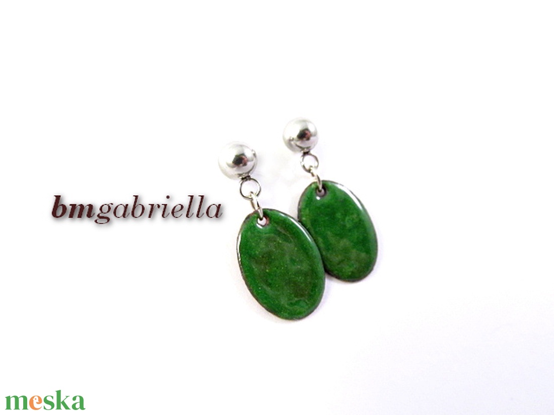 Zöld bedugós lógós tűzzománc fülbevaló orvosi fém beszúróval - ékszer - fülbevaló - lógó fülbevaló - Meska.hu