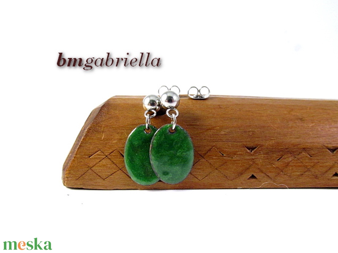 Zöld bedugós lógós tűzzománc fülbevaló orvosi fém beszúróval - ékszer - fülbevaló - lógó fülbevaló - Meska.hu