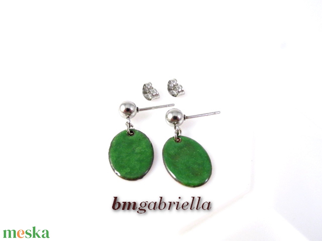Zöld bedugós lógós tűzzománc fülbevaló orvosi fém beszúróval - ékszer - fülbevaló - lógó fülbevaló - Meska.hu