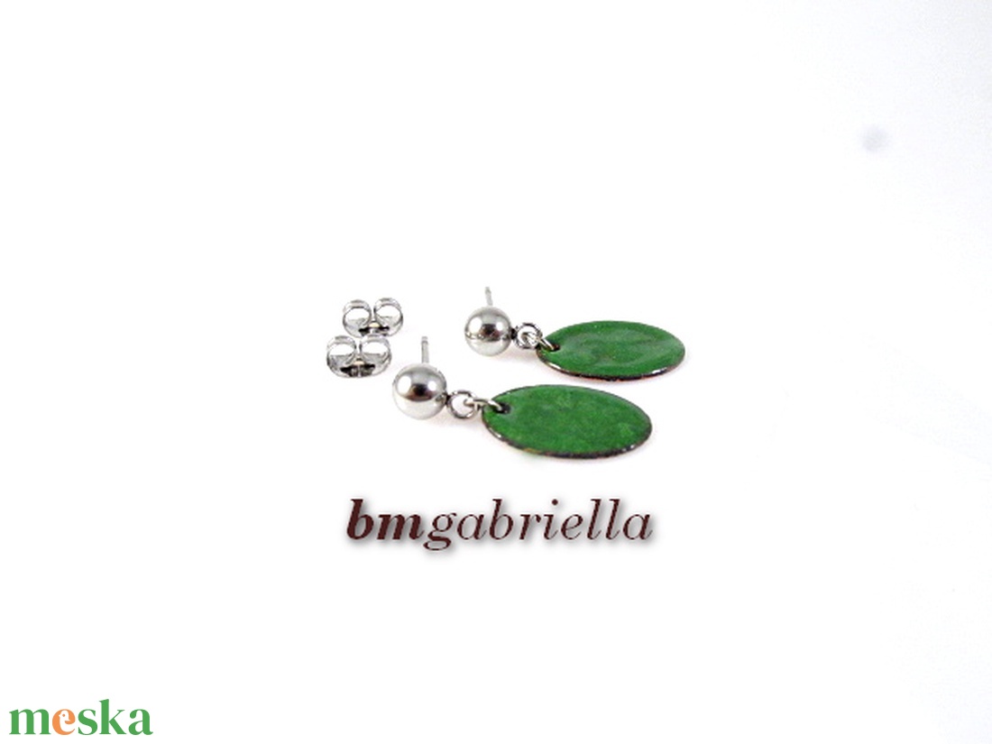 Zöld bedugós lógós tűzzománc fülbevaló orvosi fém beszúróval - ékszer - fülbevaló - lógó fülbevaló - Meska.hu