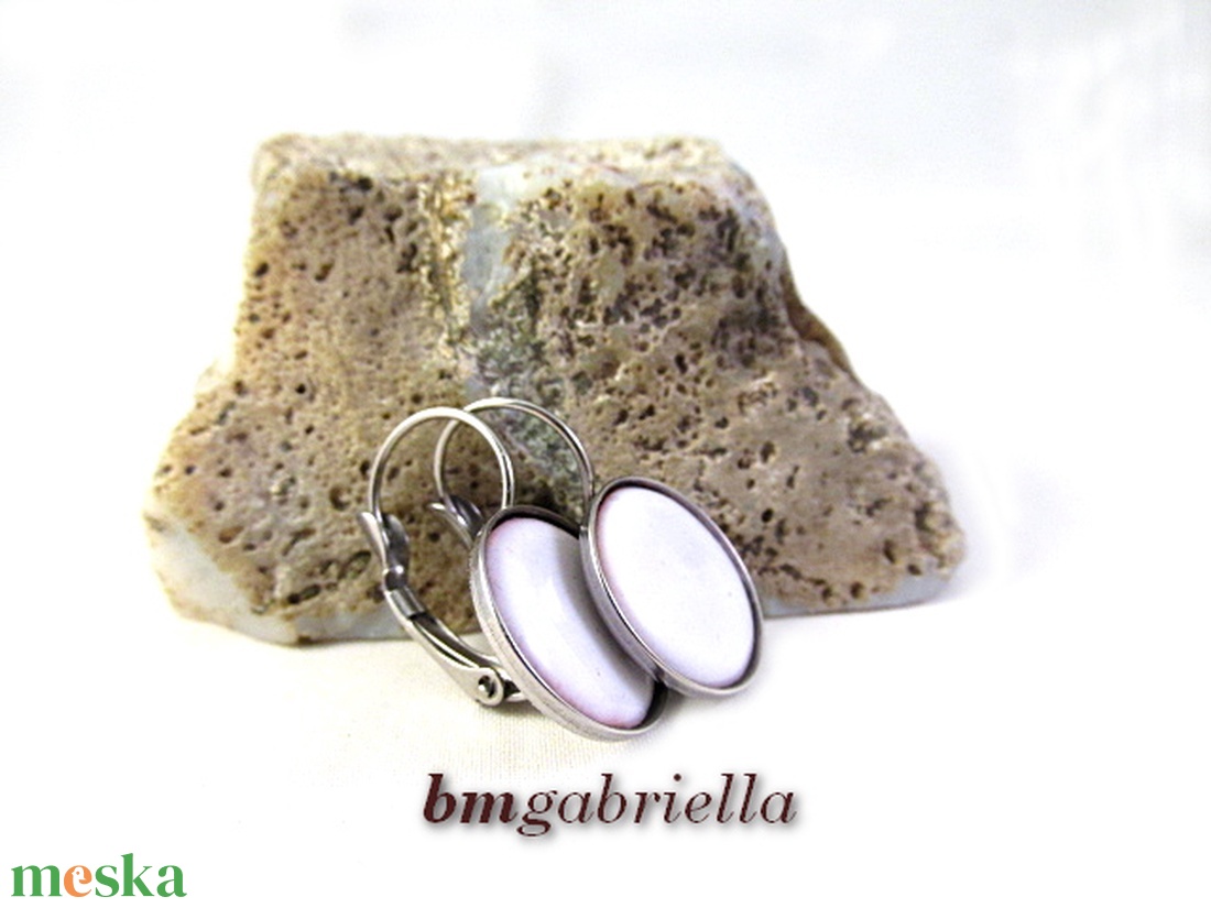 Tűzzománc fülbevaló - nemesacél, orvosi fém fülbevaló francia kapoccsal, fehér tűzzománc betéttel - ékszer - fülbevaló - lógó fülbevaló - Meska.hu