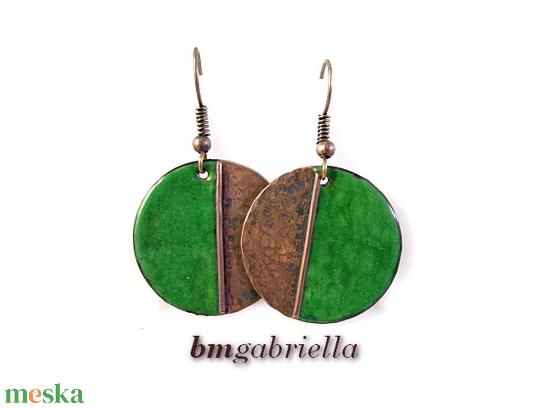 Vidám Felemás - zöld tűzzománc fülbevaló - egyedi tervezésű kézműves ékszer - ékszer - fülbevaló - lógó fülbevaló - Meska.hu