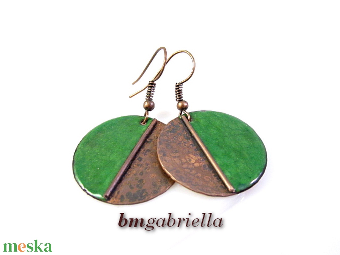 Vidám Felemás - zöld tűzzománc fülbevaló - egyedi tervezésű kézműves ékszer - ékszer - fülbevaló - lógó fülbevaló - Meska.hu