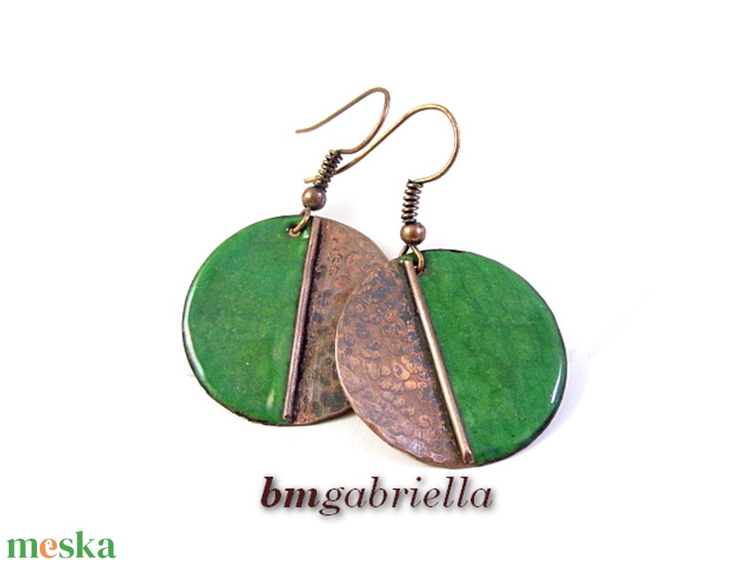 Vidám Felemás - zöld tűzzománc fülbevaló - egyedi tervezésű kézműves ékszer - ékszer - fülbevaló - lógó fülbevaló - Meska.hu