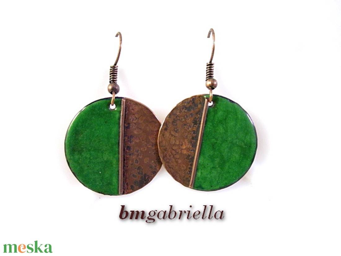 Vidám Felemás - zöld tűzzománc fülbevaló - egyedi tervezésű kézműves ékszer - ékszer - fülbevaló - lógó fülbevaló - Meska.hu