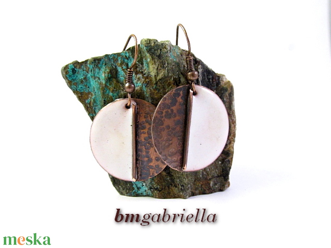 Vidám Felemás - fehér tűzzománc fülbevaló - egyedi tervezésű kézműves ékszer - ékszer - fülbevaló - lógó fülbevaló - Meska.hu