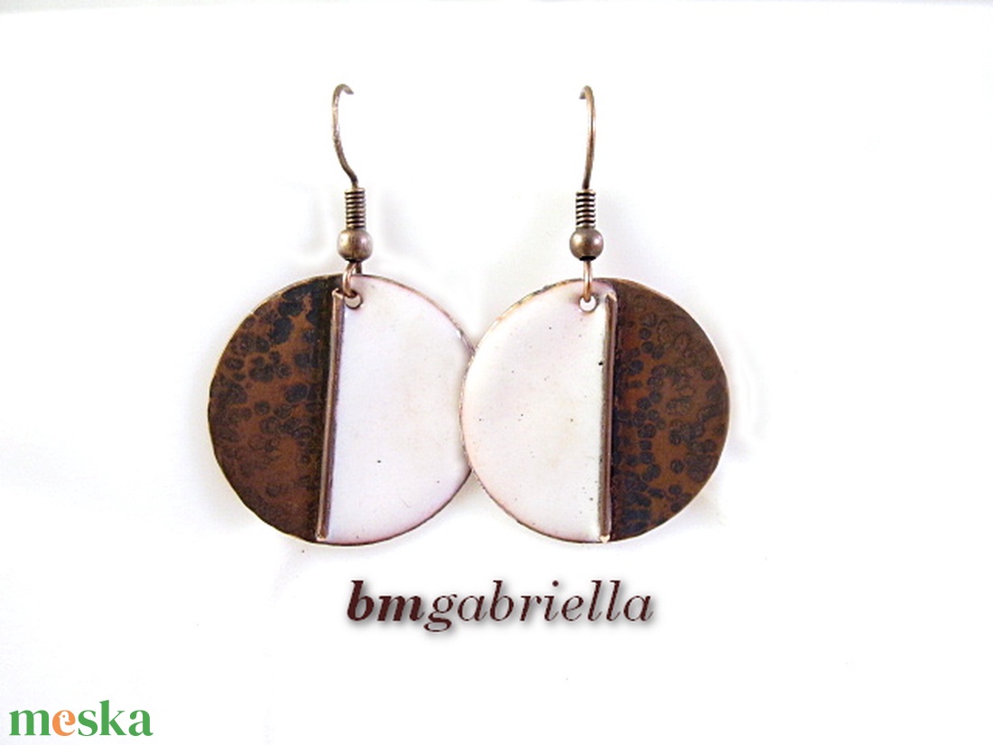 Vidám Felemás - fehér tűzzománc fülbevaló - egyedi tervezésű kézműves ékszer - ékszer - fülbevaló - lógó fülbevaló - Meska.hu