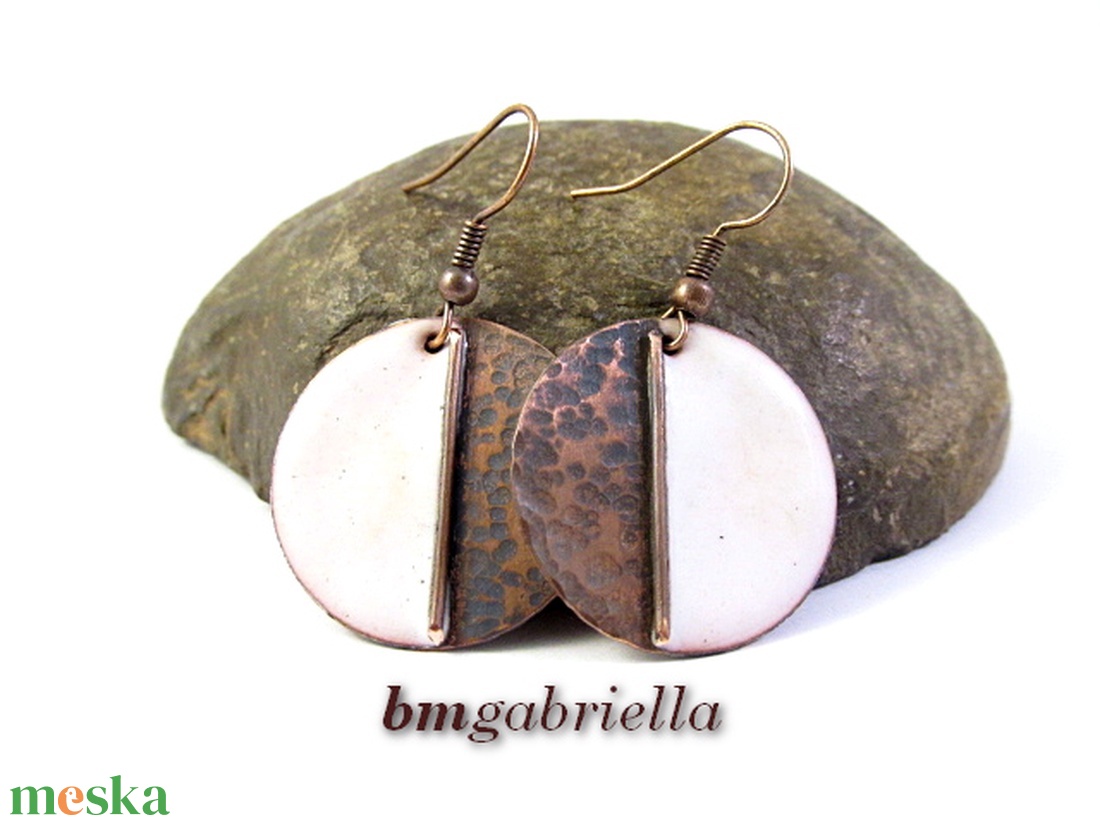 Vidám Felemás - fehér tűzzománc fülbevaló - egyedi tervezésű kézműves ékszer - ékszer - fülbevaló - lógó fülbevaló - Meska.hu