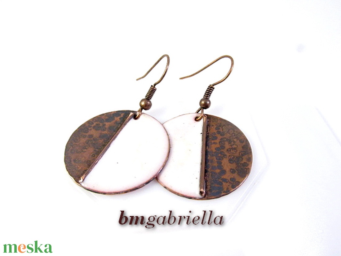 Vidám Felemás - fehér tűzzománc fülbevaló - egyedi tervezésű kézműves ékszer - ékszer - fülbevaló - lógó fülbevaló - Meska.hu