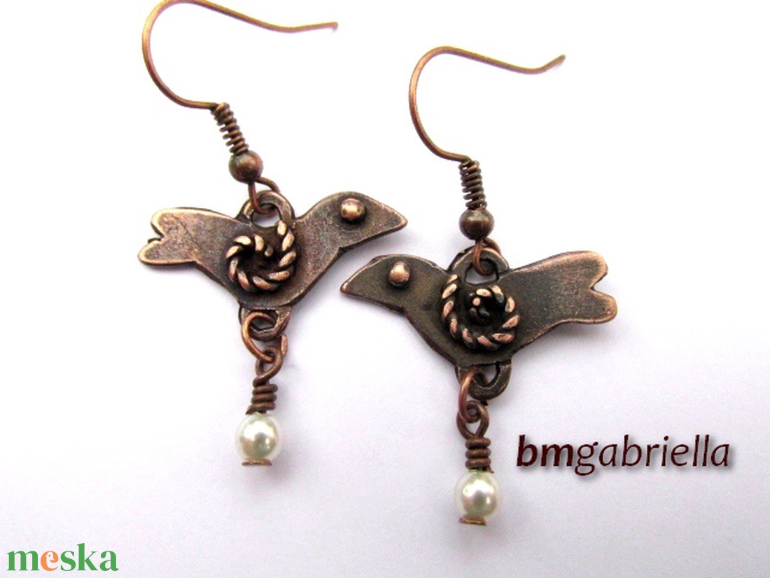 Rézerdő madárkája - madár lógós fülbevaló fehér gyönggyel  - ékszer - fülbevaló - lógó fülbevaló - Meska.hu