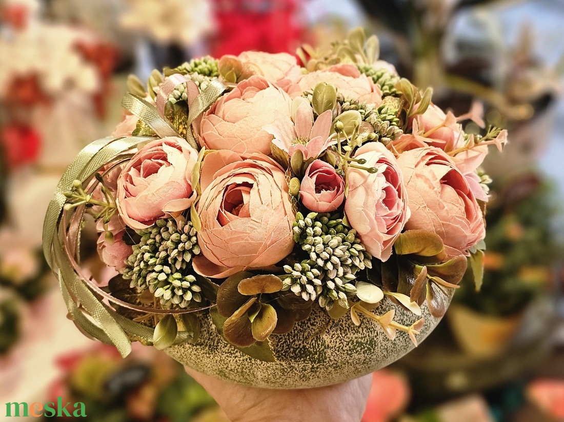 Selyemvirágos asztaldísz kerámiatálban - otthon & életmód - virágdekoráció - virágdíszek - asztali virágdísz - Meska.hu