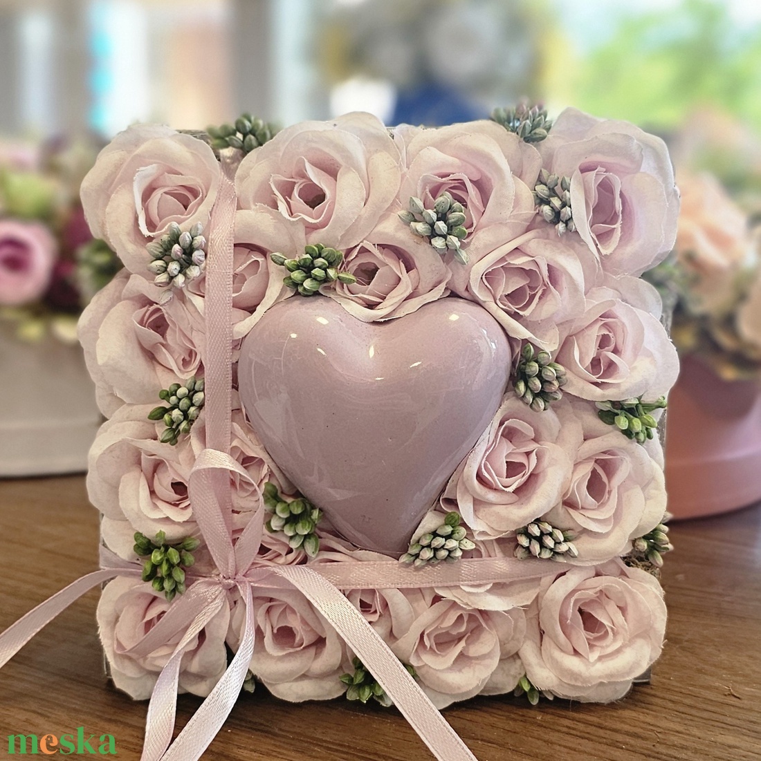Selyemvirágos szives fadoboz - otthon & életmód - virágdekoráció - virágdíszek - asztali virágdísz - Meska.hu