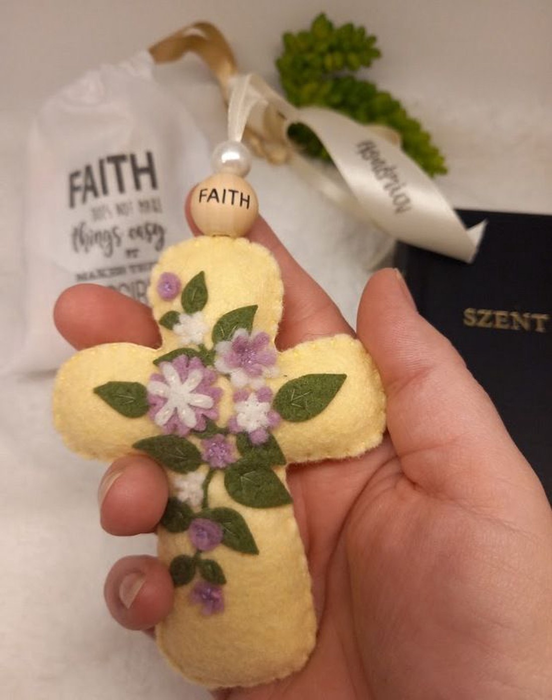 Kereszt, filc virágokkal-Bibliai igés zsákban-FAITH-sárga - otthon & életmód - vallás - kereszt - Meska.hu Kereszt, filc virágokkal-Bibliai igés zsákban-FAITH-sárga - otthon & életmód - vallás - kereszt - Meska.hu