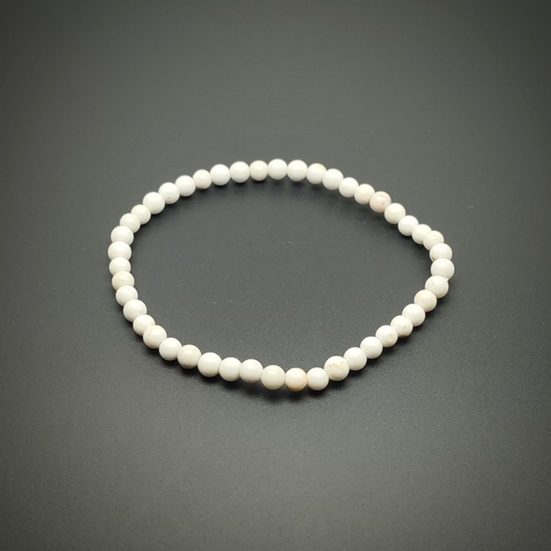 Magnezit golyós ásvány karkötő 4�5mm - ékszer - karkötő - ásványkarkötő - Meska.hu