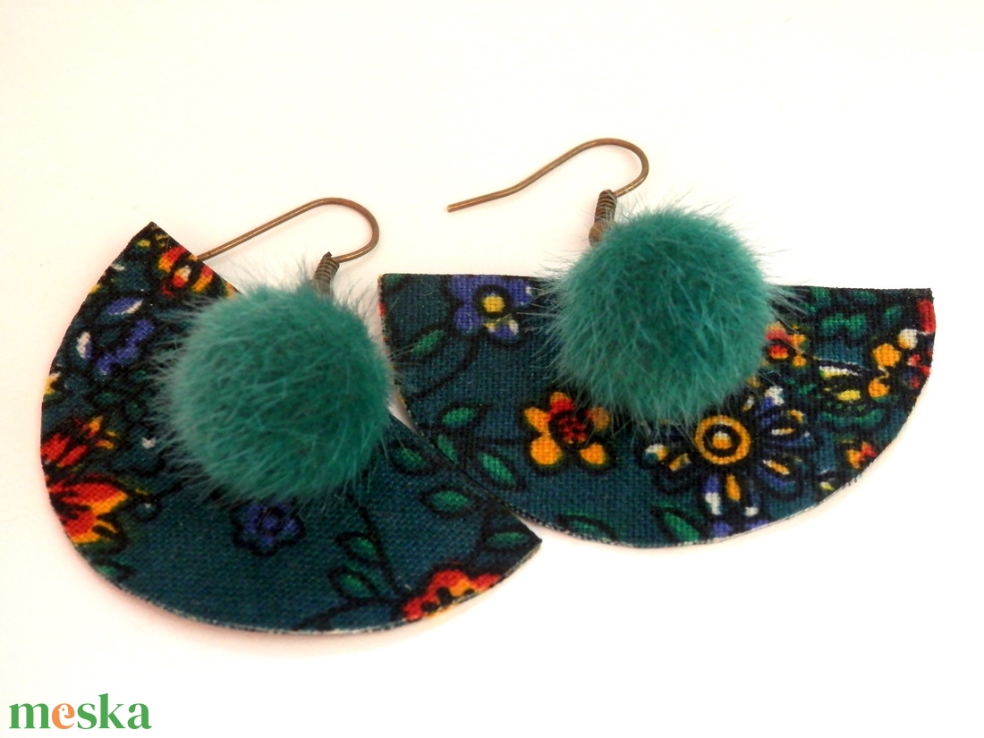Zöld alapon virágos mintás, legyező alakú textil fülbevaló pompom-mal - ékszer - fülbevaló - lógó csepp fülbevaló - Meska.hu Zöld alapon virágos mintás, legyező alakú textil fülbevaló pompom-mal - ékszer - fülbevaló - lógó csepp fülbevaló - Meska.hu