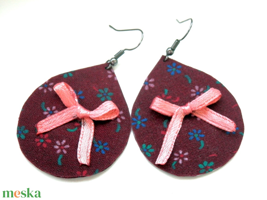 Bordó alapon virágos textil fülbevaló masnival - ékszer - fülbevaló - lógó csepp fülbevaló - Meska.hu