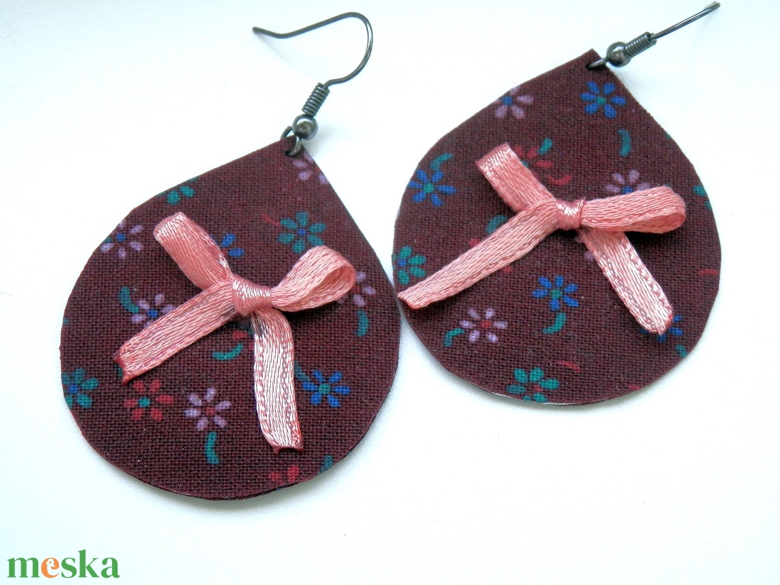 Bordó alapon virágos textil fülbevaló masnival - ékszer - fülbevaló - lógó csepp fülbevaló - Meska.hu