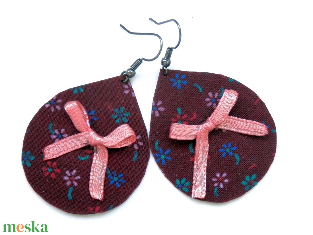Bordó alapon virágos textil fülbevaló masnival - ékszer - fülbevaló - lógó csepp fülbevaló - Meska.hu