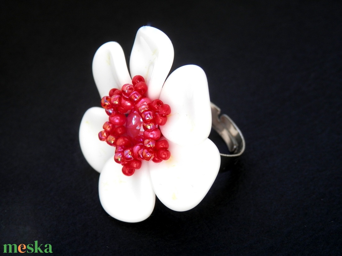 Virág gyűrű fehér és piros színben - ékszer - gyűrű - statement gyűrű - Meska.hu