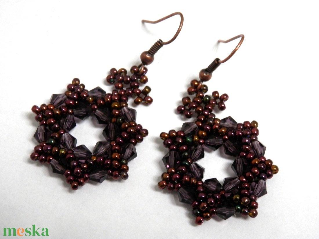 Elegáns lila és burgundi fülbevaló - ékszer - fülbevaló - lógós kerek fülbevaló - Meska.hu