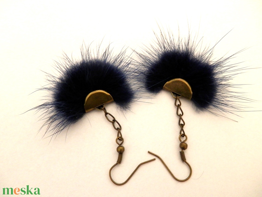 Szőrmés sötétkék fülbevaló - hosszított verzió - ékszer - fülbevaló - lógó fülbevaló - Meska.hu