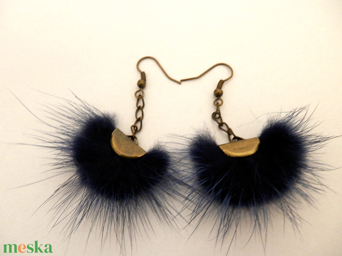 Szőrmés sötétkék fülbevaló - hosszított verzió - ékszer - fülbevaló - lógó fülbevaló - Meska.hu
