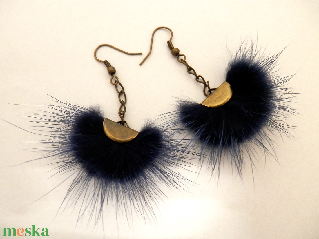 Szőrmés sötétkék fülbevaló - hosszított verzió - ékszer - fülbevaló - lógó fülbevaló - Meska.hu